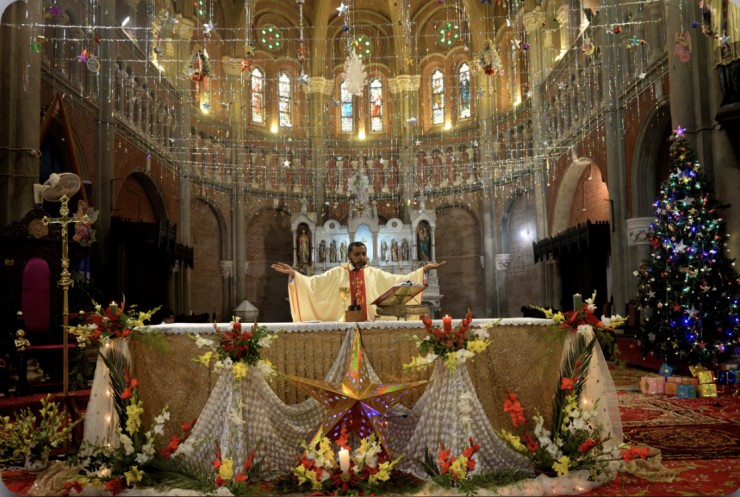 Các tín hữu tham dự Thánh mừng Chúa Giáng SInh tại Nhà thờ Thánh Tâm ở Lahore, Pakistan, vào ngày 25 tháng 12 năm 2021 (Ảnh: A. M. Syed/Shutterstock)