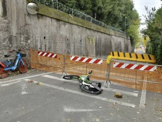 Một đoạn đường Via delle Fornaci của Rôma thuộc khu đất rộng lớn thuộc sở hữu của các đại sứ quán Nga tại Ý đã bị phong tỏa từ cuối tháng 10 (Ảnh chụp màn hình)