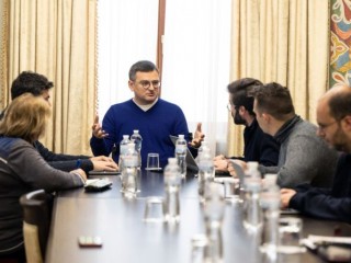 Bộ trưởng Bộ Ngoại giao Ukraine, Dmytro Kuleba, trò chuyện với các nhà báo, ngày 9 tháng 12 năm 2022 (Ảnh: Marcin Mazur)