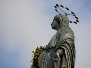 Bức tượng dâng kính Đức Mẹ Vô nhiễm Nguyên tội gần quảng trường Piazza di Spagna của Rôma (Ảnh: Daniel Ibáñez / CNA