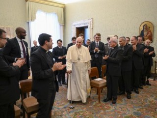 Đức Thánh Cha Phanxicô trò chuyện với các Chủng sinh đến từ Barcelona tại Vatican vào ngày 10 tháng 12 năm 2022 (Ảnh: Truyền thông Vatican)