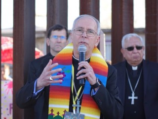 Đức Giám mục Mark Seitz (Giáo phận El Paso) phát biểu trong buổi canh thức cầu nguyện tại bức tường biên giới Hoa Kỳ-Mexico do các Giám mục Tex-Mex và các nhà lãnh đạo đức tin quốc gia tổ chức vào tháng 2 năm 2019.