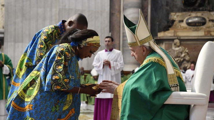 Đức Thánh Cha Phanxicô cửa hành Thánh Lễ với cộng đoàn Congo tại Rôma ngày 3 tháng 7 năm 2022  (Ảnh: Truyền Thông Vatican) 
