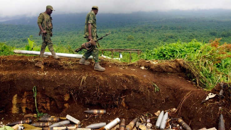 Quân nhân Congo đi ngang qua một địa điểm có chứa vũ khí được phiến quân M23 sử dụng