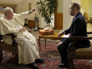 Đức Thánh Cha  Phanxicô trò chuyện với nhà báo Fabio Marchese Ragona (Ảnh: Truyền thông Vatican)