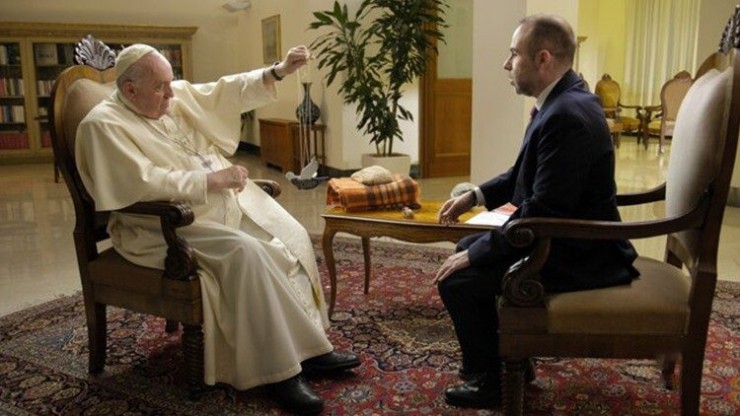 Đức Thánh Cha  Phanxicô trò chuyện với nhà báo Fabio Marchese Ragona (Ảnh: Truyền thông Vatican)