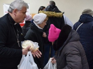 Đức Hồng Y Krajewski phân phát thực phẩm ở Lviv, Ukraine (Ảnh: M. Krawiec)