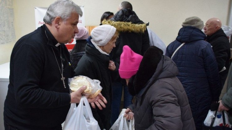 Đức Hồng Y Krajewski phân phát thực phẩm ở Lviv, Ukraine (Ảnh: M. Krawiec)