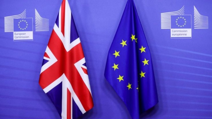 Lá cờ của Union Jack và EU trước cuộc họp về thỏa thuận thương mại hậu Brexit