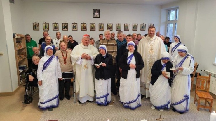 Đức Hồng Y Krajewski với các Nữ tu Dòng Thừa Sai Bác Ái
