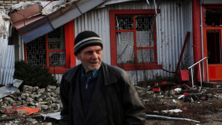 Một người đàn ông đi ngang qua một tòa nhà bị hư hại ở thị trấn Lyman trước đây do Nga chiếm đóng, vùng Donetsk