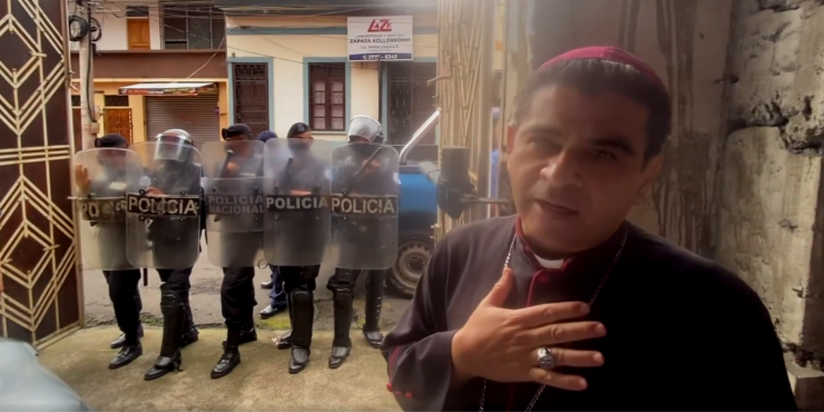 Đức Giám mục José Álvarez Lagos bị cảnh sát bao vây vào ngày 4 tháng 8 năm 2022 (Ảnh: Truyền thông Giáo pận TV Merced / Giáo phận Matagalpa)