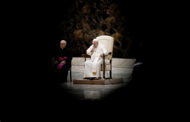 Đức Thánh Cha Phanxicô tạm dừng trong buổi tiếp kiến chung hàng tuần tại Đại thính đường Giáo hoàng Phaolô VI tại Vatican, Thứ Tư, ngày 4 tháng 1 năm 2023 (Ảnh: AP/ Andrew Medichini)