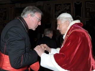 Đức Hồng Y George Pell Địa phận Sydney chào mừng Đức Giáo Hoàng Bênêđictô XVI khi Đức Thánh Cha gặp gỡ lần sau cùng Hồng Y Đoàn tại Vatican vào ngày 28 tháng Hai (Ảnh: CNS/L'Osservatore Romano)