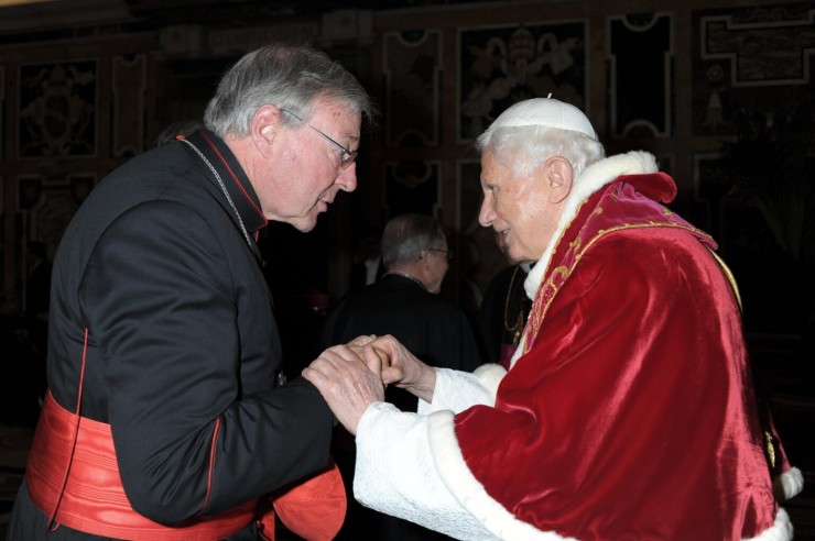 Đức Hồng Y George Pell Địa phận Sydney chào mừng Đức Giáo Hoàng Bênêđictô XVI khi Đức Thánh Cha gặp gỡ lần sau cùng Hồng Y Đoàn tại Vatican vào ngày 28 tháng Hai (Ảnh: CNS/L'Osservatore Romano)