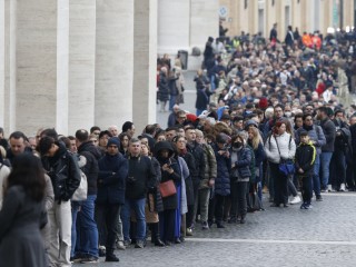 Mọi người xếp hàng chờ vào Vương Cung Thánh Đường Thánh Phêrô để viếng linh cữu Đức nguyên Giáo hoàng Benedict XVI tại Vatican ngày 2 tháng 1 năm 2023 (Ảnh: CNS / Paul Haring)
