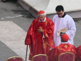 Đức Hồng Y Joseph Zen, nguyên Giám mục Hồng Kông, tham dự Thánh lễ an táng Đức nguyên Giáo hoàng Bênêđictô XVI vào ngày 5 tháng 1 năm 2023, tại Quảng trường Thánh Phêrô (Ảnh: Diane Montagna)