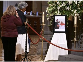 Bức ảnh Đức Hồng Y George Pell và Đức nguyên Giáo Hoàng Bênêđictô XVI được đặt tại Nhà thờ Chính tòa St Patrick ở Melbourne vào ngày 11 tháng 1, khi anh chị em giáo dân bày tỏ lòng thành kính sau cái chết của Đức Hồng y Pell (Ảnh: AFP)