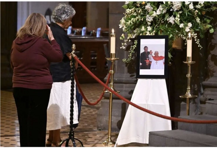 Bức ảnh Đức Hồng Y George Pell và Đức nguyên Giáo Hoàng Bênêđictô XVI được đặt tại Nhà thờ Chính tòa St Patrick ở Melbourne vào ngày 11 tháng 1, khi anh chị em giáo dân bày tỏ lòng thành kính sau cái chết của Đức Hồng y Pell (Ảnh: AFP)