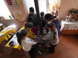 Trẻ em hơ tay trên lò đốt củi ở Nagorno-Karabakh
