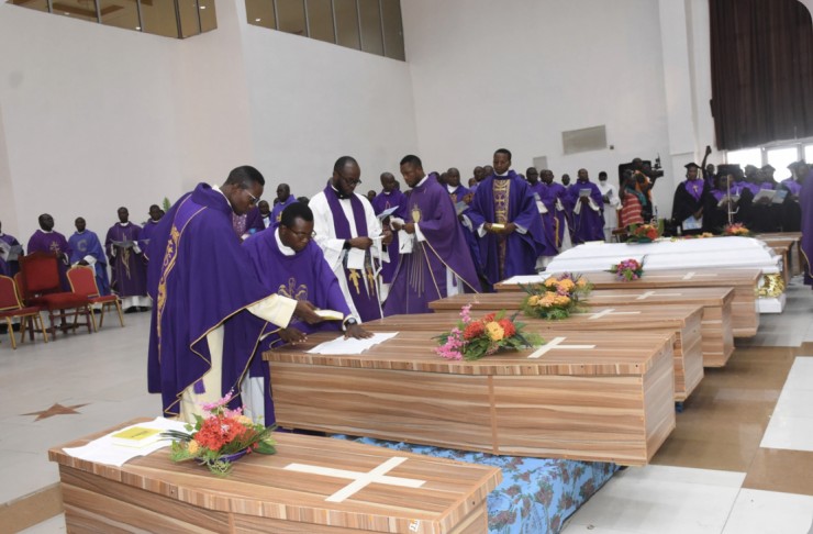 Những người đưa tang bày tỏ sự tôn kính với các nạn nhân bị giết hại tại Nhà thờ Công giáo Thánh Phanxicô vào ngày 5 tháng 6, trong một tang lễ ở Owo, Tây Nam Nigeria, thứ Sáu, ngày 17 tháng 6 năm 2022. Nigeria đã tổ chức lễ tang cấp nhà nước vào ngày thứ Sáu cho gần hai chục tín hữu bị giết hại bởi các tay súng tại một buổi lễ tại nhà thờ hồi đầu tháng này khi các quan chức Giáo hội kêu gọi chính quyền hành động nhanh chóng nhằm tránh những thảm kịch trong tương lai (Ảnh: Rahaman A Yusuf/AP)