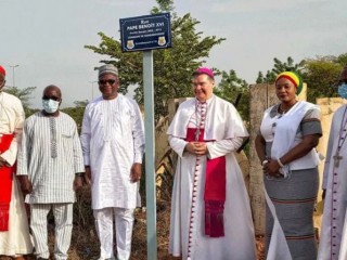 Đức Tổng Giám mục Michael Crotty, Sứ Thần Tòa Thánh, khánh thành biển hiệu mới của Đường Giáo hoàng Bênêđictô XVI ở thủ đô Ouagadougou của Burkina Faso (Ảnh: Linh mục Paul Dah)