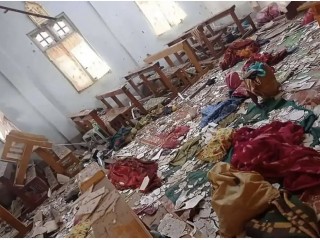 Bức ảnh do nhóm truyền thông địa phương 'Kantarawaddy Times' chụp và phát hành vào ngày 24 tháng 5 năm 2021 cho thấy một nhà thờ bị hư hại trong đó bốn người trú ẩn đã thiệt mạng do pháo kích của quân đội ở Loikaw ở Bang Kayah phía đông Myanmar. (Ảnh: AFP/Thời báo Kantarawaddy)