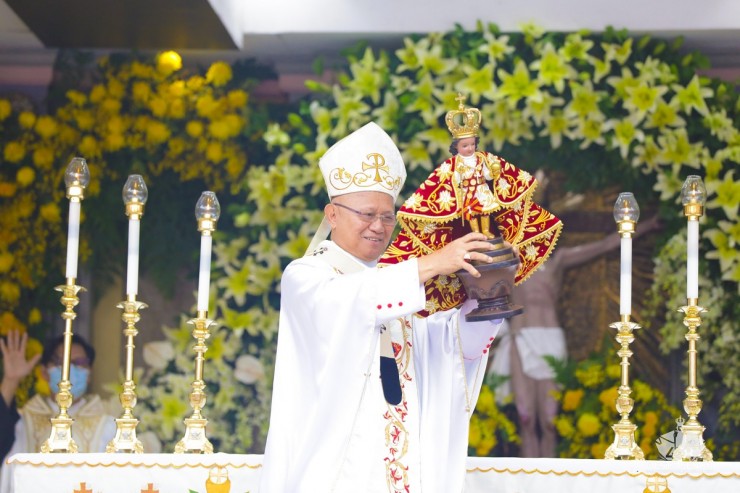 Archbishop_Jose_S_Palma_with_Santo_Nino_image