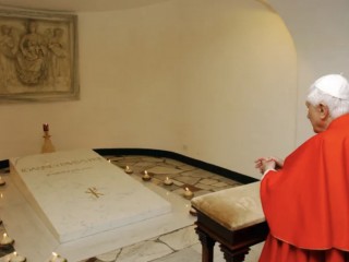 Đức nguyên Giáo hoàng Bênêđictô XVI thăm phần mộ của Đức cố Giáo hoàng Gioan Phaolô II trong hầm mộ bên dưới Vương Cung Thánh Đường Thánh Phêrô sau cuộc gặp gỡ với các bạn trẻ Công giáo, để chuẩn bị cho Ngày Giới trẻ Thế giới lần thứ XXI tại Vatican ngày 6 tháng 4 năm 2006 (Ảnh: ARTURO MARI/AFP/ Getty Images)