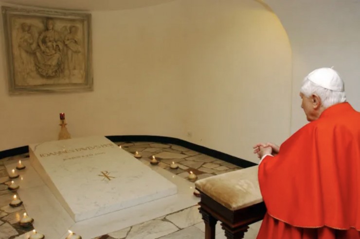 Đức nguyên Giáo hoàng Bênêđictô XVI thăm phần mộ của Đức cố Giáo hoàng Gioan Phaolô II trong hầm mộ bên dưới Vương Cung Thánh Đường Thánh Phêrô sau cuộc gặp gỡ với các bạn trẻ Công giáo, để chuẩn bị cho Ngày Giới trẻ Thế giới lần thứ XXI tại Vatican ngày 6 tháng 4 năm 2006 (Ảnh: ARTURO MARI/AFP/ Getty Images)