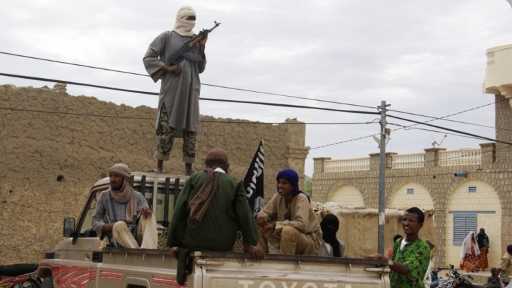 Trong bức ảnh được chụp vào ngày 31 tháng 8 năm 2012, các chiến binh thuộc nhóm Hồi giáo Ansar Dine đứng gác ở Timbuktu, Mali, khi họ chuẩn bị đả kích công khai một thành viên của Cảnh sát Hồi giáo bị kết tội ngoại tình.