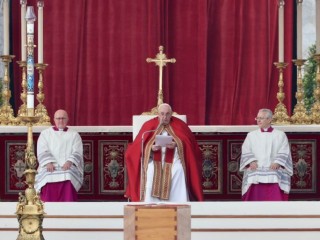 Đức Thánh Cha Phanxicô giảng trong Thánh lễ an táng Đức nguyên Giáo Hoàng Bênêđictô XVI tại Quảng trường Thánh Phêrô hôm 5 tháng 1 năm 2023 (Ảnh: Daniel Ibanez/ CNA)