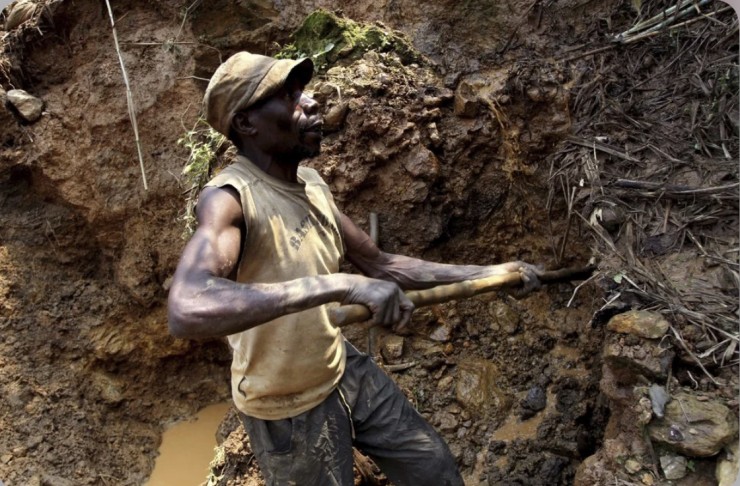 Trong bức ảnh được chụp vàongày 17 tháng 8 năm 2012 này, một thợ mỏ người Congo đang đào cassiterite, loại quặng chính của thiếc, tại mỏ Nyabibwe, ở miền đông Cộng hòa Dân chủ Congo. Bạo lực và tham nhũng gia tăng ở Trung Phi có thể là kết quả của quyết định gần đây của Ủy ban Chứng khoán và Giao dịch Hoa Kỳ không thực thi quy tắc yêu cầu các công ty Mỹ báo cáo việc họ sử dụng khoáng sản xung đột, các nhóm dân sự Congo, các nhóm quyền và thượng nghị sĩ Hoa Kỳ cảnh báo. Vào tháng 4 năm 2017, SEC cho biết họ sẽ không còn thực thi quy tắc năm 2012 yêu cầu các công ty xác minh rằng các sản phẩm sử dụng khoáng sản có giá trị của châu Phi không mang lại lợi ích cho các nhóm vũ trang (Ảnh: Marc Hofer/AP)