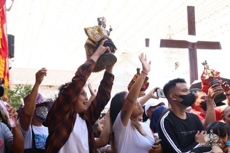 People_attend_the_Mass_photo_by_Basilica_Minore_del_Santo_Nino_de_Cebu_