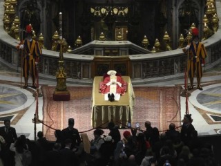 Thi hài của Đức Nguyên Giáo hoàng Bênêđictô XVI đã được di chuyển vào sáng sớm ngày 2 tháng 1 năm 2023, từ nơi ở cũ của ngài trong Tu viện Mater Ecclesiae của Vatican đến Vương cung thánh đường Thánh Phêrô, nơi ngài được quàn cho đến ngày 4 tháng Giêng. Hàng nghìn người xếp hàng để tỏ lòng thành kính. Daniel Ibañez / EWTN