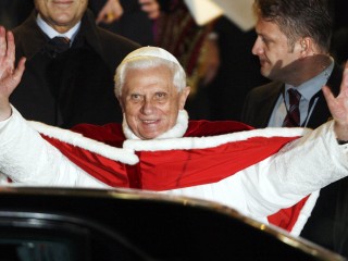 Đức Giáo hoàng Benedict XVI vẫy tay sau khi đến sân bay Istanbul, Thổ Nhĩ Kỳ, vào ngày 29 tháng 11 năm 2006. Khi Đức Hồng y Joseph Ratzinger trở thành Giáo hoàng Benedict XVI và bước theo dấu chân của vị tiền nhiệm yêu quý và có sức cuốn hút của mình, ngài cho biết rằng ngài cảm thấy một chiếc máy chém đã giáng xuống mình Vatican thông báo hôm thứ Bảy, ngày 31 tháng 12 năm 2022 rằng Đức nguyên Giáo hoàng Benedict XVI đã qua đời ở tuổi 95 (Ảnh: Andrew Medichini/AP)