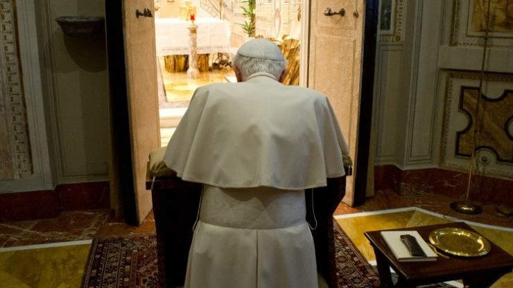 Đức nguyên Giáo hoàng Bênêđictô XVI cầu nguyện (Ảnh: Truyền thông Vatican)