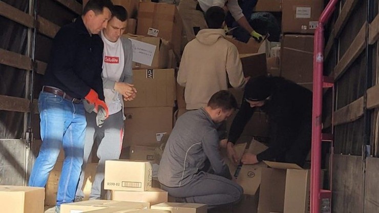Tình nguyện viên Ukraine chất hàng lên xe hàng viện trợ tới Ukraine (Ảnh: Vatican News)
