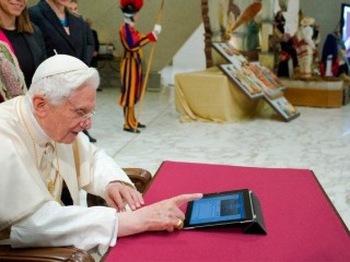 Đức nguyên Giáo hoàng Bênêđictô XVI gửi dòng tweet đầu tiên vào ngày 12 tháng 12 năm 2012 (Ảnh: Truyền thông Vatican)