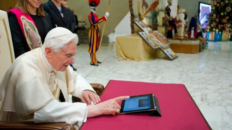 Đức nguyên Giáo hoàng Bênêđictô XVI gửi dòng tweet đầu tiên vào ngày 12 tháng 12 năm 2012 (Ảnh: Truyền thông Vatican)