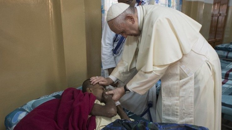 Đức Thánh Cha Phanxicô chúc lành cho một bệnh nhân ở Dhaka, Bangladesh (Ảnh: Vatican News) 
