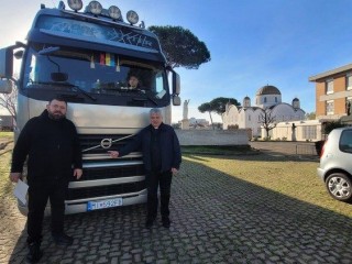 Đức Hồng Y Konrad Krajewski đứng trước chiếc xe viện trợ rời Ukraine, xa xa ở phía sau Nhà thờ Santa Sofia của Rôma  (Ảnh: Vatican News)