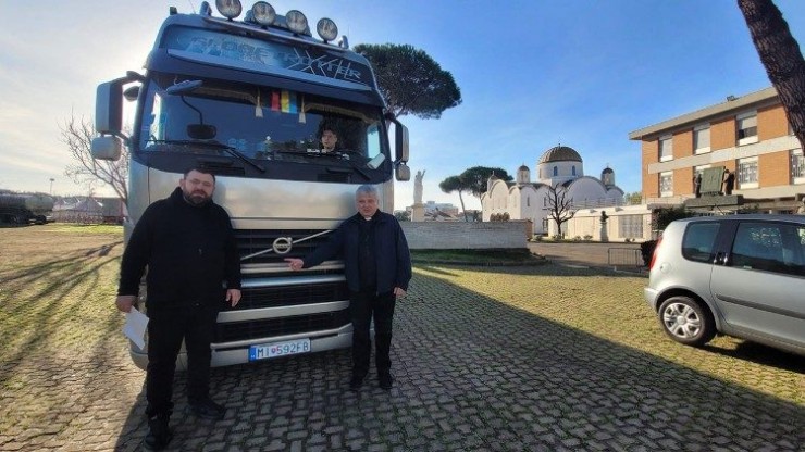 Đức Hồng Y Konrad Krajewski đứng trước chiếc xe viện trợ rời Ukraine, xa xa ở phía sau Nhà thờ Santa Sofia của Rôma  (Ảnh: Vatican News)
