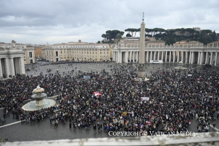 Đám đông tập trung tại Quảng trường Thánh Phêrô để lắng nghe lời chia sẻ của Đức Thánh Cha Phanxicô đọc diễn văn trong giờ Kinh Truyền Tin vào ngày 15 tháng 1 năm 2023 (Ảnh: Truyền thông Vatican)