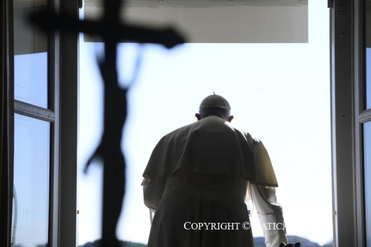 Đức Thánh Cha Phanxicô cầu nguyện cho hòa bình tại Thánh địa khi kết thúc bài phát biểu trong buổi Kinh Truyền Tin vào ngày 29 tháng 1 năm 2023 (Ảnh: Truyền thông Vatican)