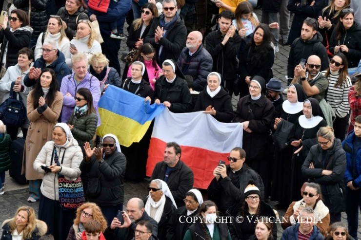 Một số Nữ tu giương cao cờ Ukraine và Ba Lan trong giờ Kinh Truyền Tin vào ngày 8 tháng 1 năm 2023 (Ảnh: Truyền thông Vatican)