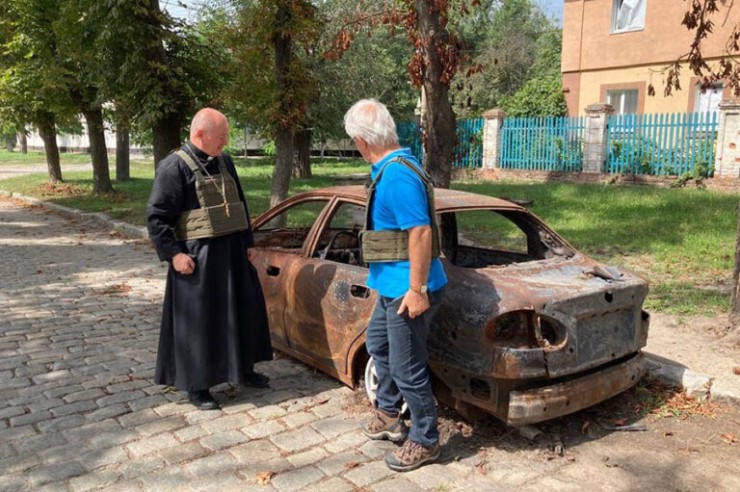 Đức Giám mục phụ tá Jan Sobilo Địa phận Kharkiv-Zaporizhia, Ukraine, bênh cạnh một chiếc xe bị phá hủy vào mùa hè năm 2022 ở khu vực phía đông Ukraine do Giáo phận quản lý (Ảnh: OSV News/do Đức Giám mục Sobilo cung cấp)