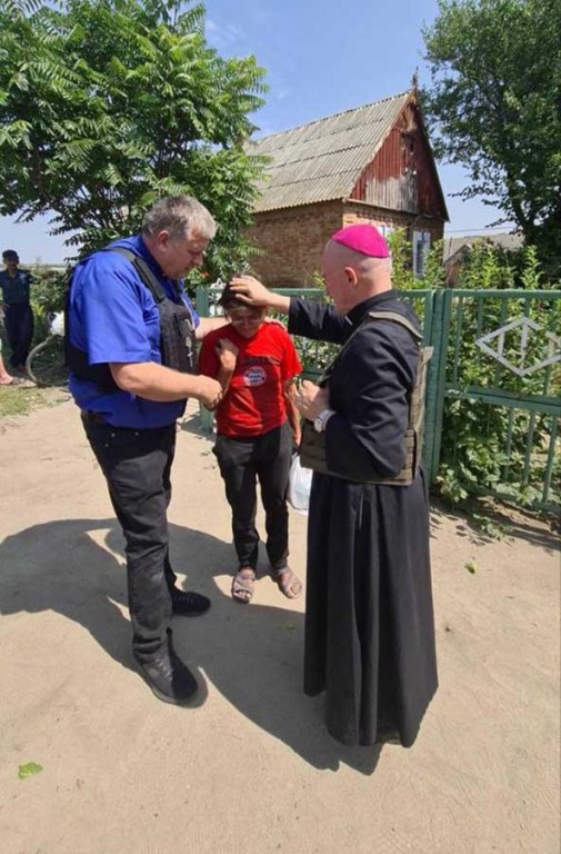 Đức Giám mục phụ tá Jan Sobilo Địa phận Kharkiv-Zaporizhia, Ukraine, ban phép lành cho một phụ nữ vào mùa hè năm 2022 ở khu vực miền đông Ukraine do Giáo phận quản lý (Ảnh OSV News/do Đức SGiám mục obilo cung cấp)