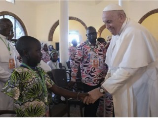 Vào ngày thứ hai tại thủ đô Kinshasa của Congo, ngày 1 tháng 2 năm 2023, Đức Thánh Cha Phanxicô đã lắng nghe câu chuyện của các nạn nhân bị bạo lực từ khu vực phía đông đầy xung đột của Cộng hòa Dân chủ Congo (Ảnh: Truyền thông Vatican)