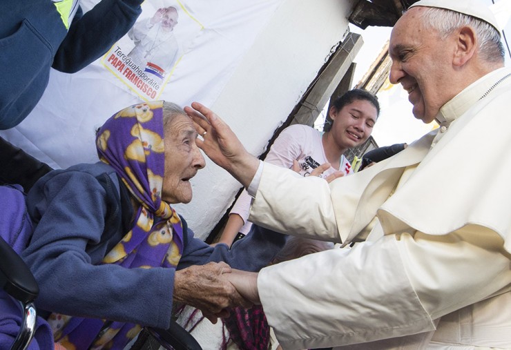 Đức Thánh Cha Phanxicô chào hỏi một cụ bà khi ngài gặp gỡ những người trong một khu dân cư nghèo ở Asuncion, Paraguay, vào ngày 12 tháng 7 năm 2015 (Ảnh: CNS/Paul Haring)